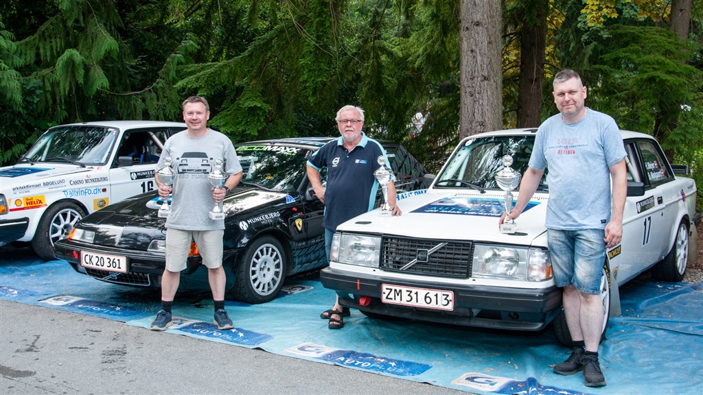 Kurt Mejer (i midten) og sønnerne René og Heino Mejer fra Horsens møder op til Munkebjerg Hill Climb med tre vilde Volvoer.
(Foto: Viggo Johansen)
